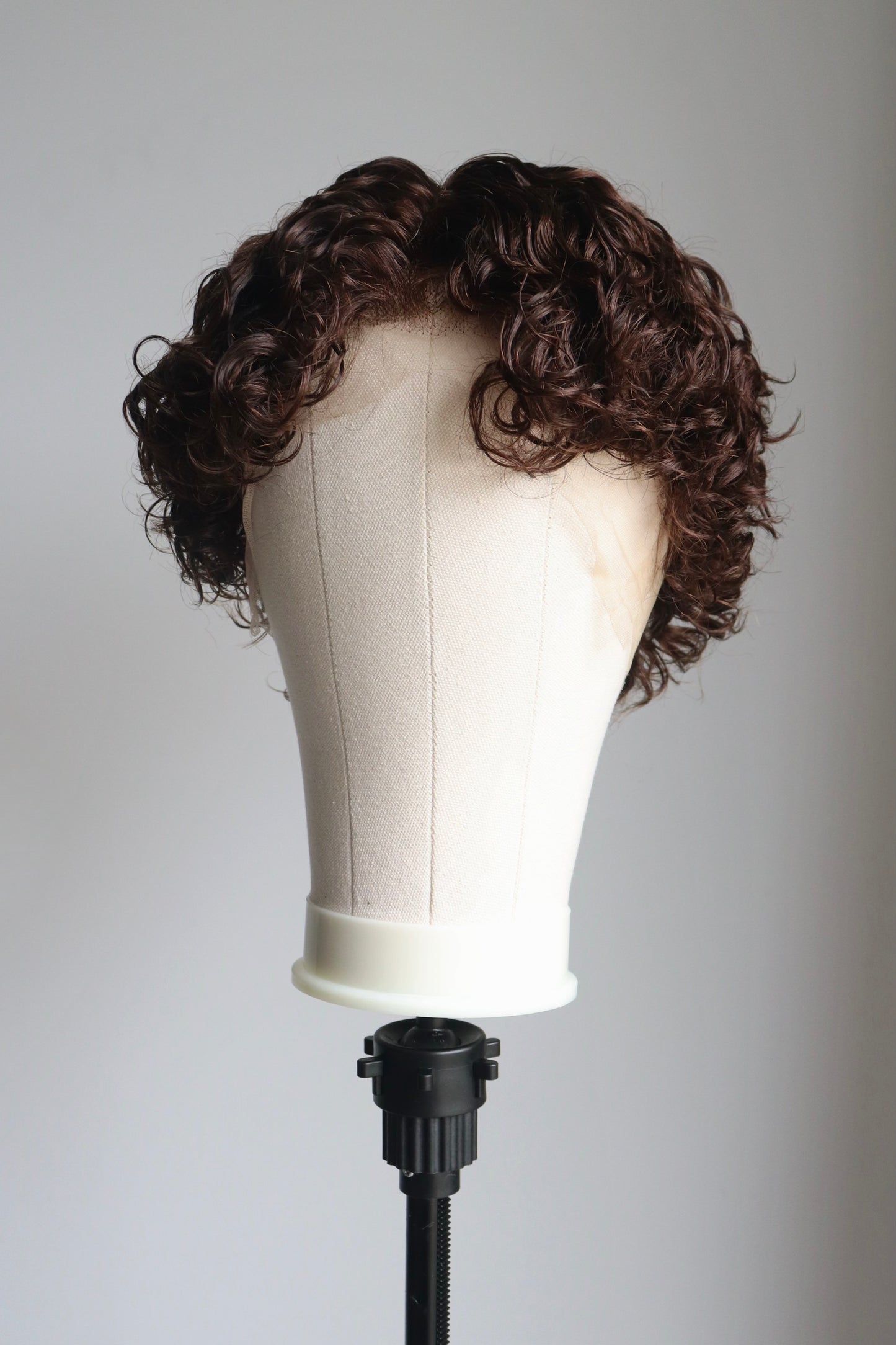 Short curly wig