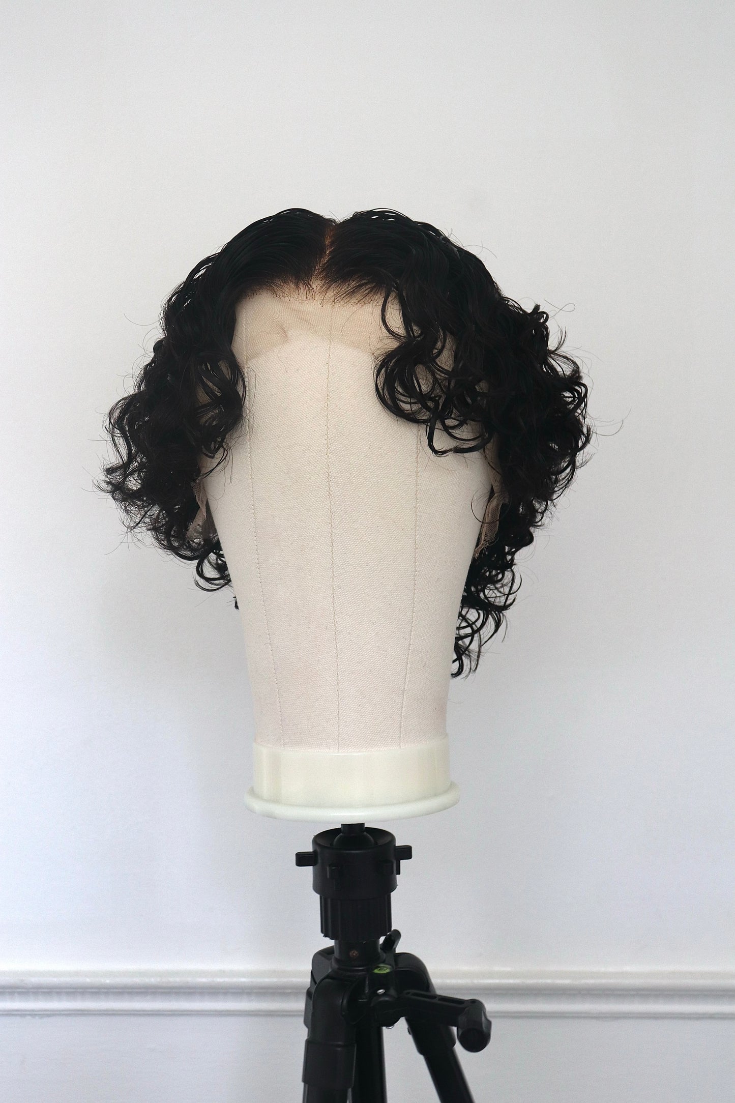 Short curly wig